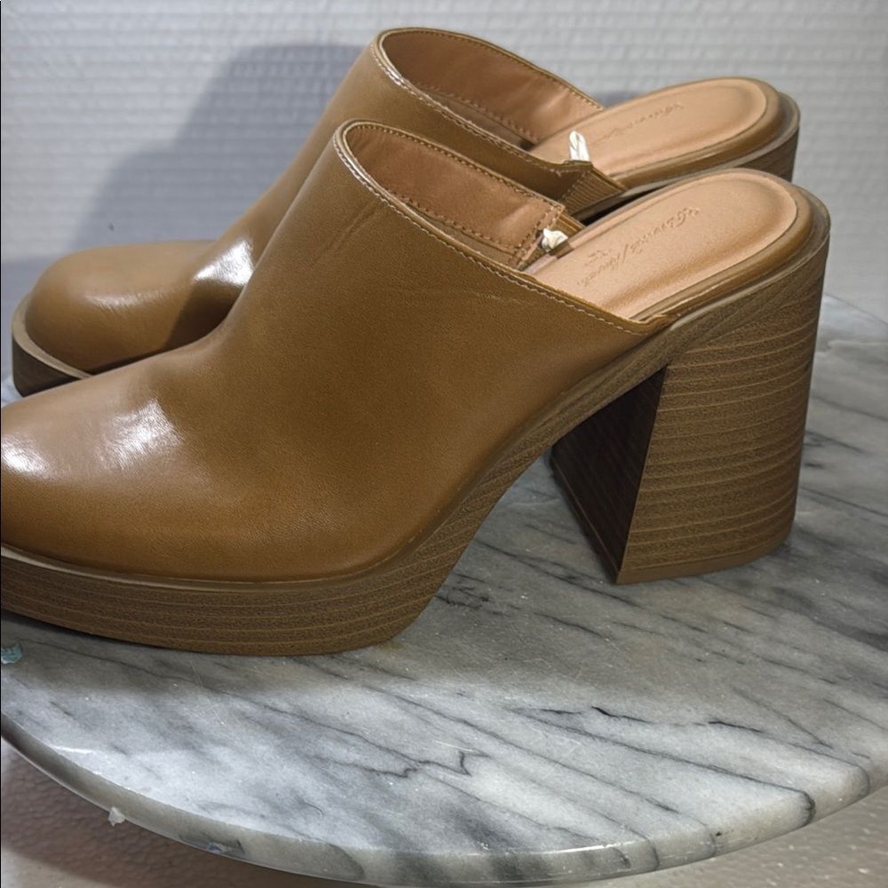 Universal Thread Tan Mules with Rounded Toe and Platform Sole - Picture 3 of 8